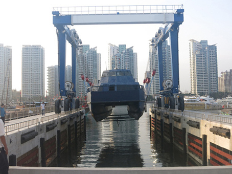 200 ton travel lift 